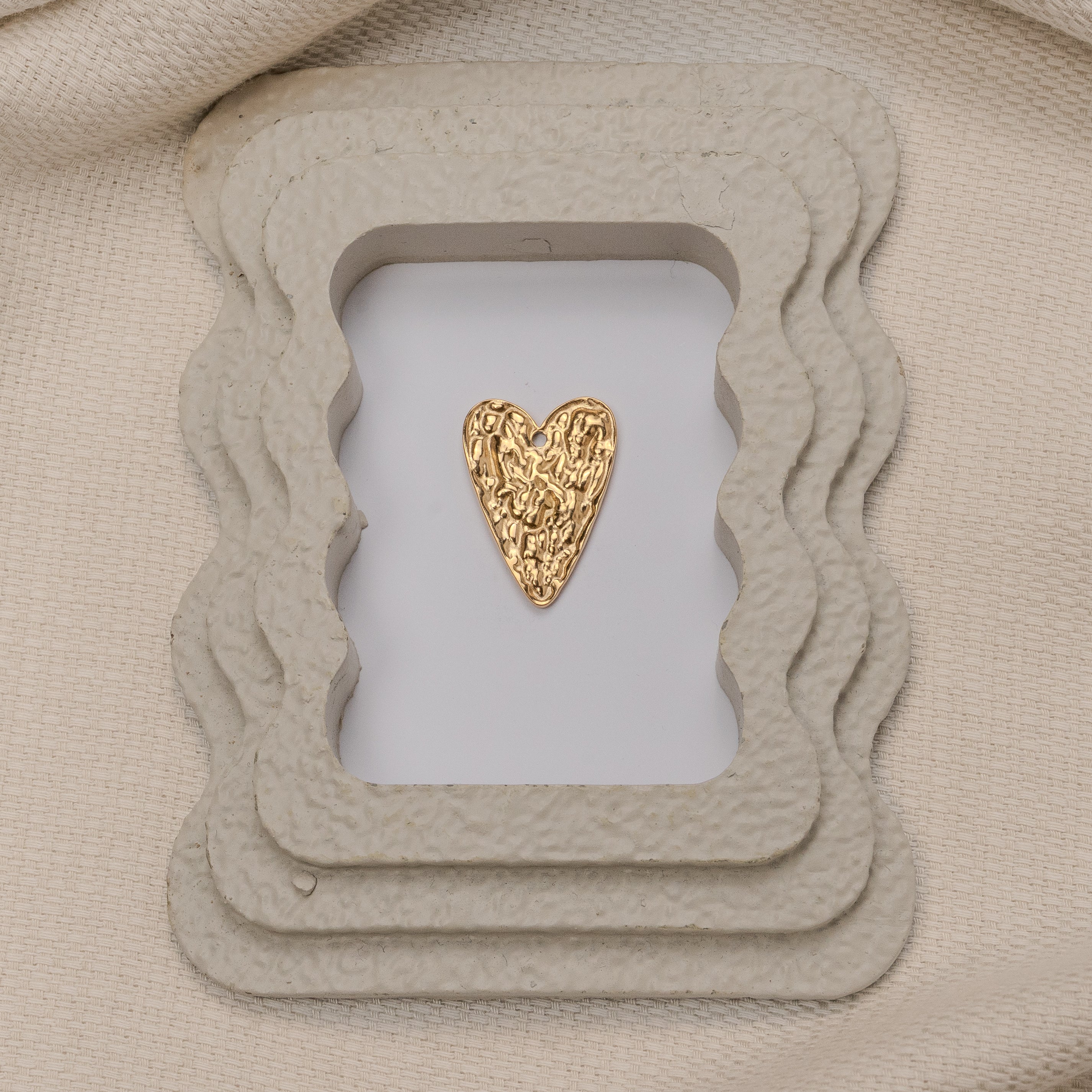 CHARM COEUR MARTELÉ