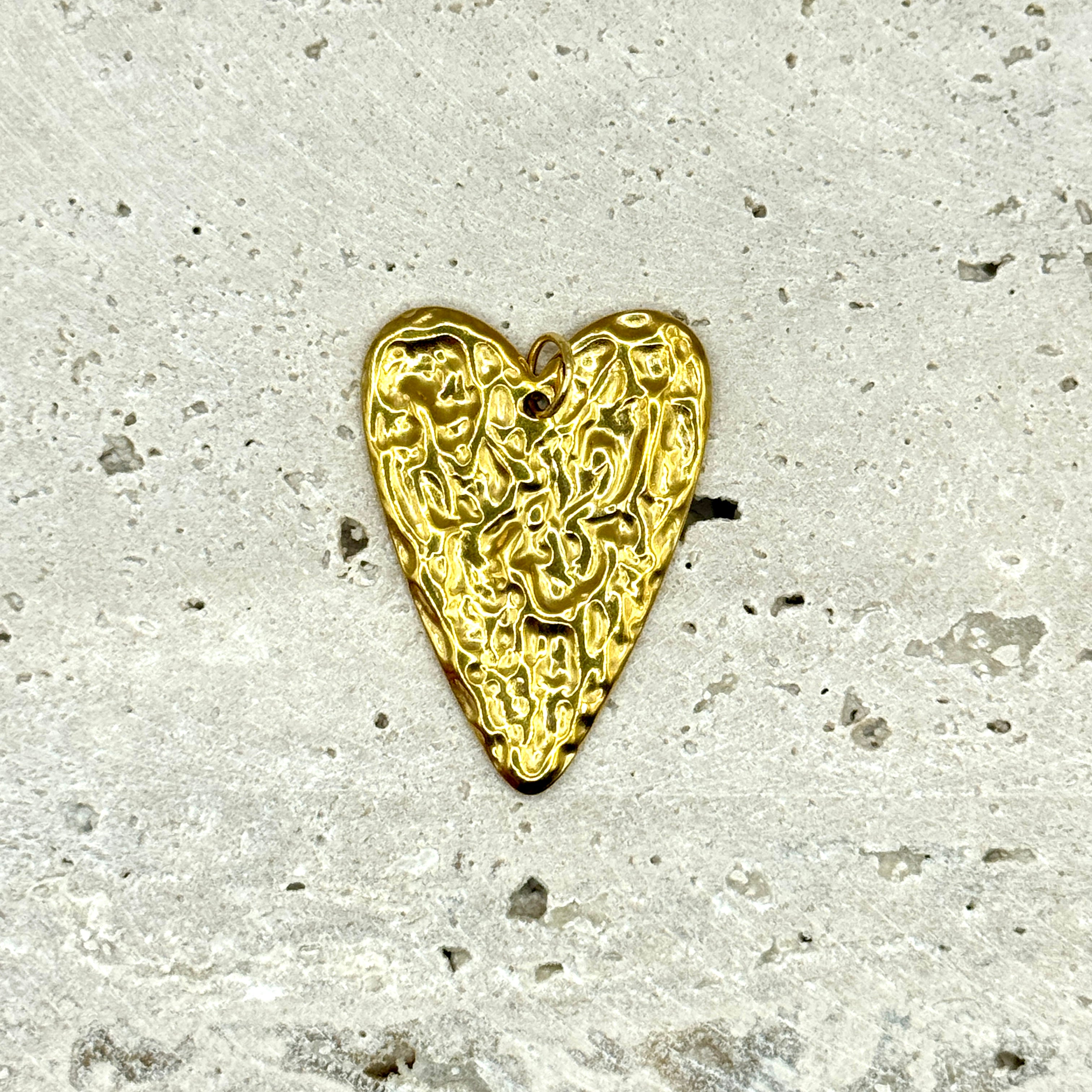 CHARM COEUR MARTELÉ